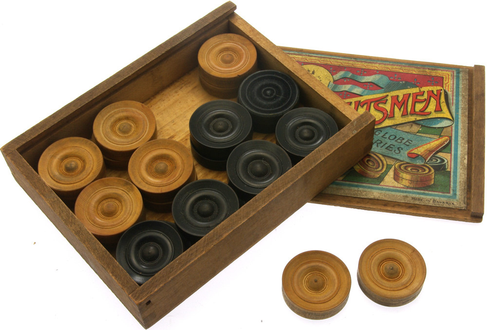 Boxed hardwood draughtsmen